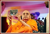 Swamishri inaugurates the Cosmic Voyage CD produced for children by children  