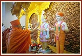 Swamishri performs the murti-pratishta rituals