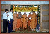 Swamishri inaugurates the newly built assembly hall