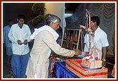 Workers and artisan of the Akshardham site pay their respects by honoring Shri Harikrishna Maharaj