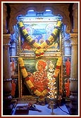Darshan of murtis in Akshar Deri shrine