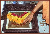 Swamishri reverently touches the charnarvind in Akshar Deri