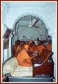 Swamishri performs pujan of and gives blessings at the main office in Akshar Mandir