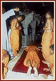 Offers prostrations, Akshar Deri