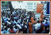 &nbsp;After Thakorji's darshan, Swamishri blesses the devotees while descending the mandir steps