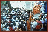 &nbsp;After Thakorji's darshan, Swamishri blesses the devotees while descending the mandir steps