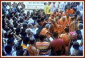 &nbsp;After Thakorji's darshan, Swamishri blesses the devotees while descending the mandir steps