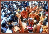 &nbsp;After Thakorji's darshan, Swamishri blesses the devotees while descending the mandir steps