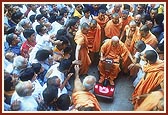  After Thakorji's darshan, Swamishri blesses the devotees while descending the mandir steps