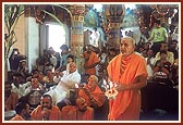 Swamishri performs the annakut arti of Thakorji