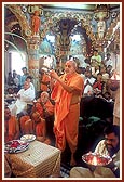 Swamishri performs the annakut arti of Thakorji
