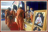 Performs the murti-pratishtha rituals of murtis for BAPS Swaminarayan Mandir for Derdi (Kumbhaji) village