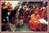 Swamishri with children dressed as bal rushis who brought annakut prasad from Amdavad Mandir
