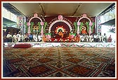 Eminent citizens of Rajkot honor Swamishri