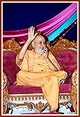 Swamishri in a jovial mood during an assembly