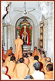 Swamishri does darshan of Thakorji