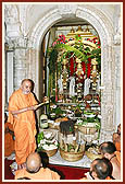 Swamishri performs arti of Shakotsav