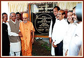Swamishri during the inauguration of Hiramani Chhatralay (school hostel) and then blesses the assembly 