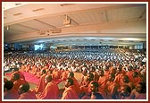 Swamishri blesses the satsang assembly