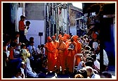 Swamishri arrives for darshan at the historic Ambli Vali Pol