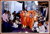 Swamishri arrives for darshan at the historic Ambli Vali Pol
