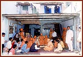 Swamishri at the Ambli Vali Pol
