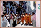 Swamishri departs from Ambli Vali Pol