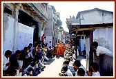 Swamishri arrives for darshan at the historic Ambli Vali Pol