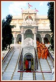Swamishri descends the mandir steps after Thakorji's darshan