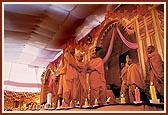 Swamishri leaves the stage after performing his morning puja