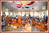 Swamishri performs arti on the occasion