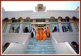 Swamishri descends the mandir steps