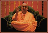 Swamishri blesses the assembly