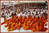 Swamishri blesses the assembly