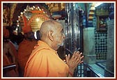 Swamishri doing darshan at the old Swaminarayan Mandir