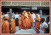 Swamishri descends the steps of the north-facing rooms of Dada Khachar's darbar