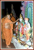Swamishri performs murti-pratishtha rituals of Shri Akshar Purushottam Maharaj and deities for hari mandirs in Ugamedi and Nana Rajkot    