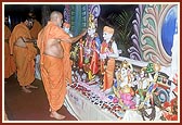 Swamishri performs murti-pratishtha rituals of Shri Akshar Purushottam Maharaj and deities for hari mandirs in Ugamedi and Nana Rajkot    
