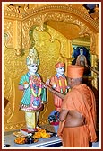 Swamishri performs the murti-pratishtha rituals