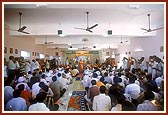 Swamishri and devotees perform the murti-pratishtha arti