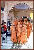 Swamishri departs from the mandir