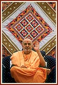 Swamishri blesses the murti-pratishtha assembly