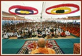 Swamishri blesses the murti-pratishtha assembly