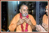 Swamishri is welcomed with a garland