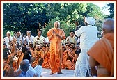 Swamishri performs pradakshina at the Yagnapurush Smruti Mandir with devotees in a joyful mood