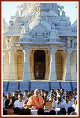 Swamishri performs his morning puja on the grounds of Yagnapurush Smruti Mandir