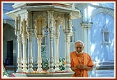 Swamishri doing darshan and pradakshina at the holy shrine in the mandir grounds