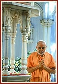 Swamishri doing darshan and pradakshina at the holy shrine in the mandir grounds