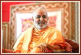 Swamishri blesses the satsang assembly