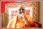 Swamishri blesses the satsang assembly